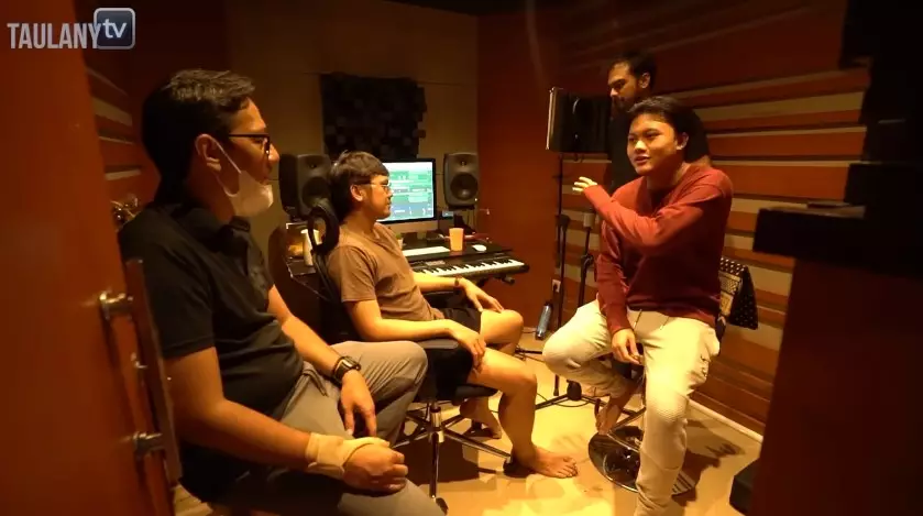 ruang kerja Rizky Febian minimalis © YouTube
