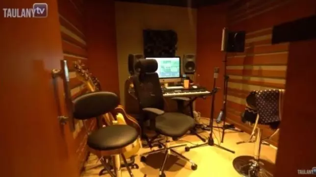 ruang kerja Rizky Febian minimalis © YouTube