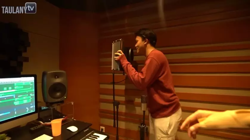 ruang kerja Rizky Febian minimalis © YouTube