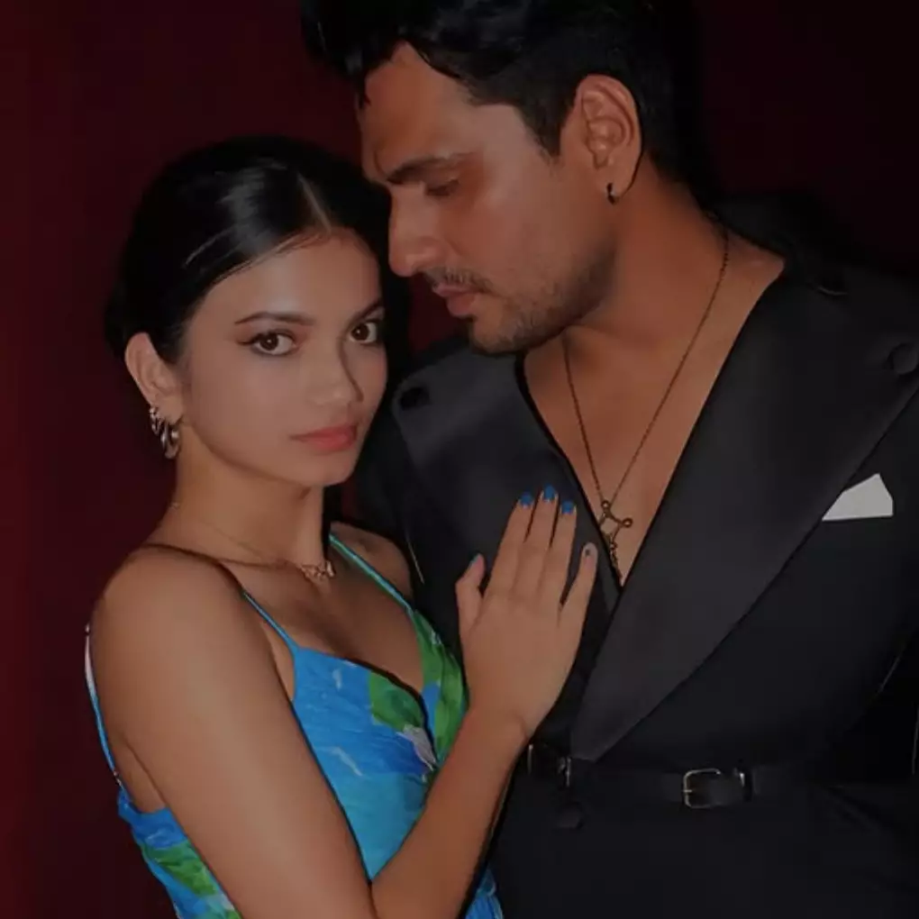 Makin berani umbar kemesraan, pose Ratu Sofya dan Cornelio Sunny saat pemotretan jadi omongan