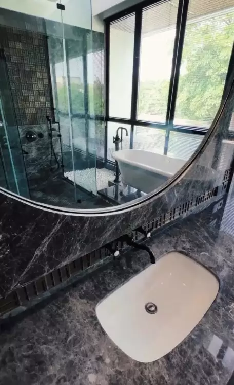 kamar mandi serba marmer Rachel Vennya © Instagram