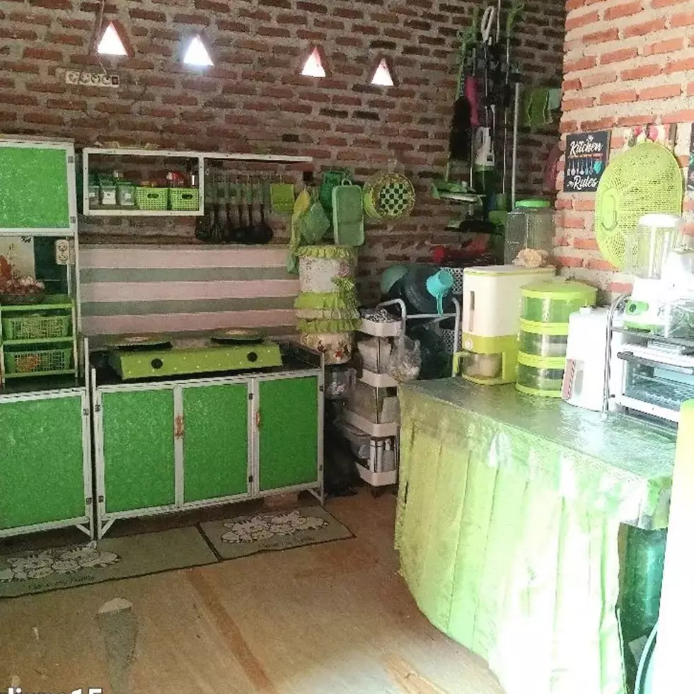 Dapur berdinding bata ini punya meja aluminium serba hijau, 11 potretnya estetik jauh dari kesan norak