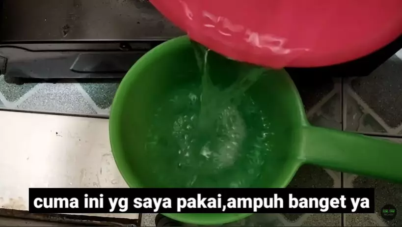 Cara simpel bersihkan selang gas LPG © YouTube Cara simpel bersihkan selang gas LPG © YouTube