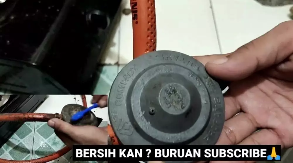 Cara simpel bersihkan selang gas LPG © YouTube Cara simpel bersihkan selang gas LPG © YouTube