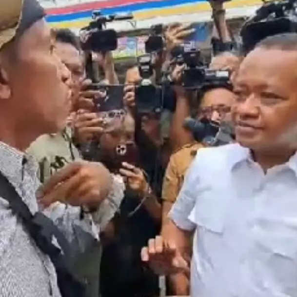 Bahlil Lahadalia diomeli bapak-bapak saat tinjau pangkalan gas LPG, ngeloyor saat disindir soal logika
