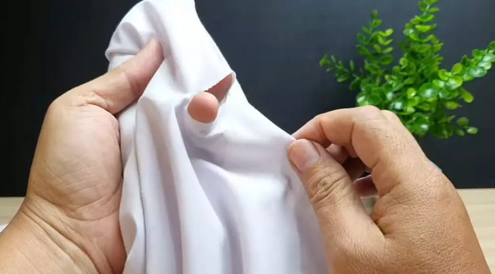 Trik mudah menambal baju robek  © YouTube