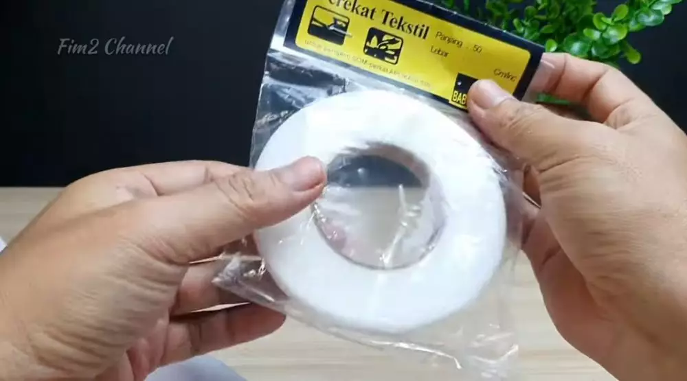 Trik mudah menambal baju robek  © YouTube