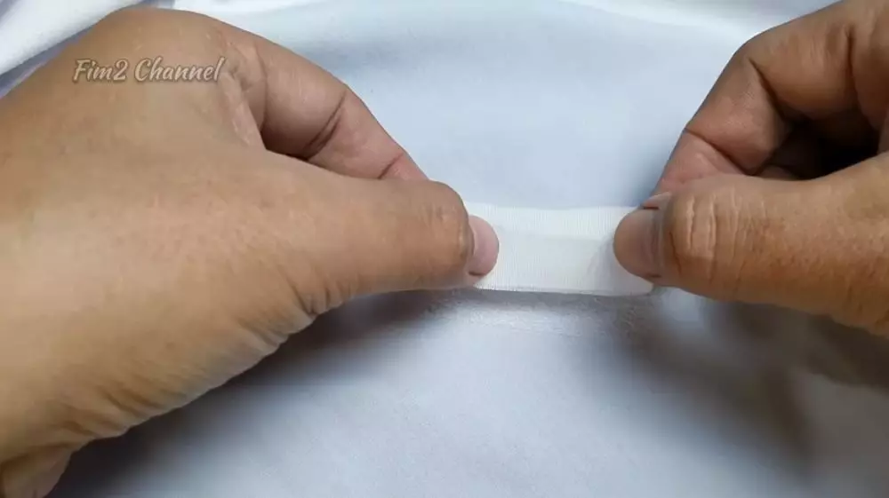 Trik mudah menambal baju robek  © YouTube