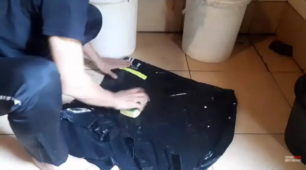 trik bersihkan jas hujan  © YouTube