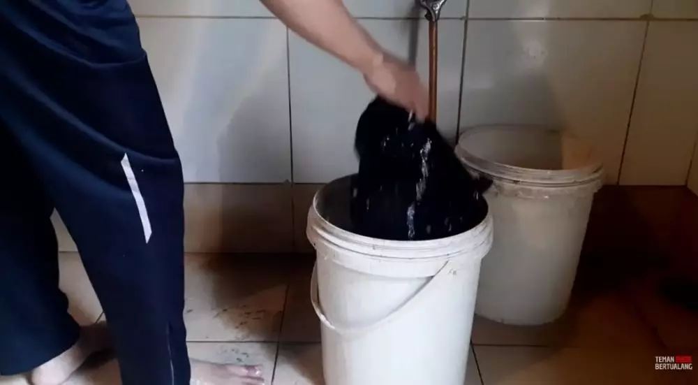 trik bersihkan jas hujan  © YouTube