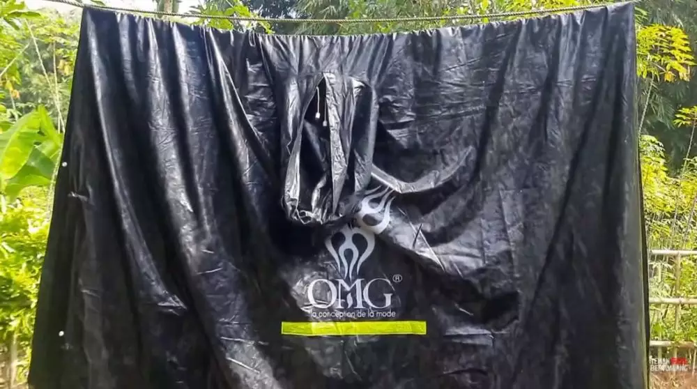 trik bersihkan jas hujan  © YouTube