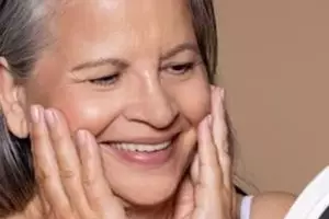 Cara samarkan kerutan pakai masker kolagen dari 1 bahan minuman, wajah auto kencang