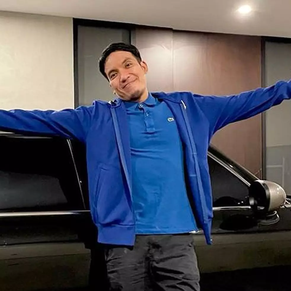 Pemandangannya langsung kolam renang, intip 10 potret kamar tidur Desta di rumah penuh kamuflase