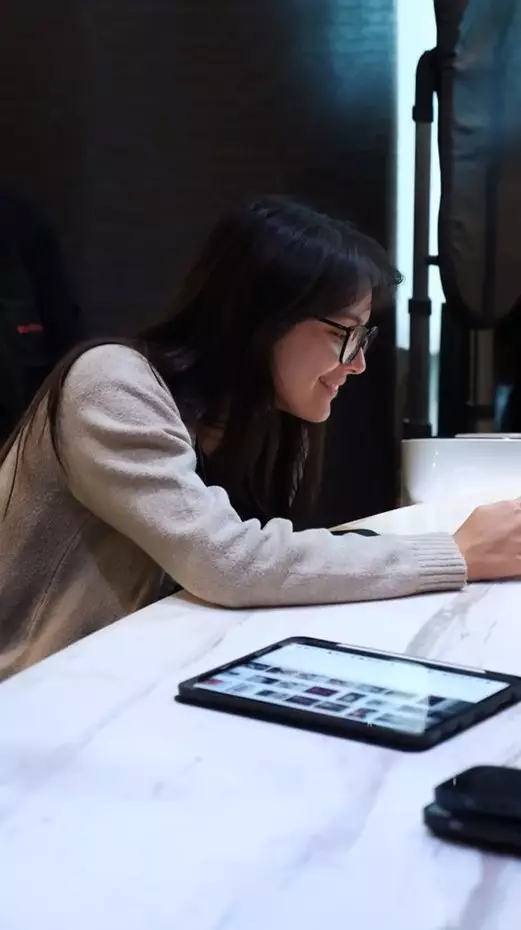 Amanda Rawles dan Adriel Susanteo fitting baju © TikTok