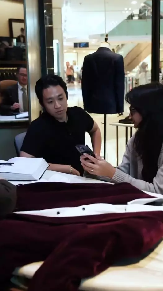 Amanda Rawles dan Adriel Susanteo fitting baju © TikTok