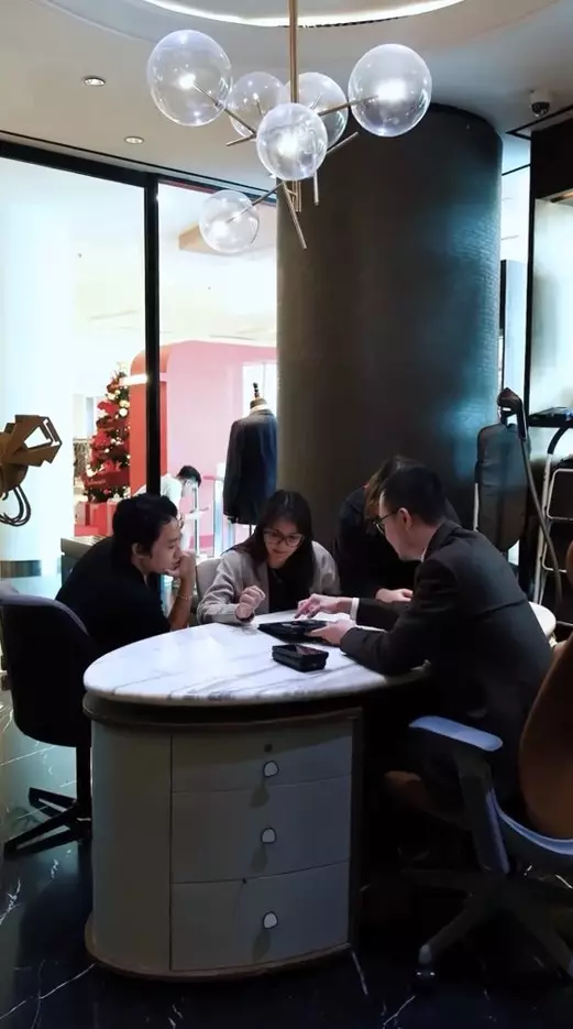 Amanda Rawles dan Adriel Susanteo fitting baju © TikTok