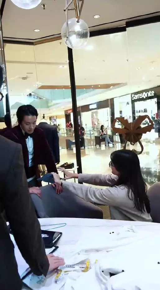 Amanda Rawles dan Adriel Susanteo fitting baju © TikTok