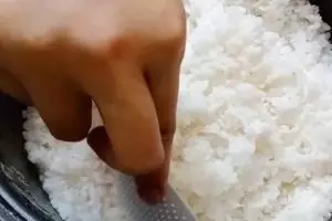 Trik sederhana menanak nasi beras pulen agar tidak terlalu lembek dan menggumpal, cek takaran airnya