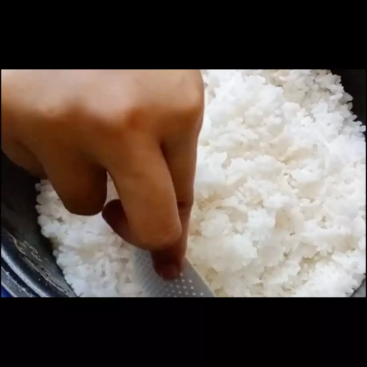 Trik sederhana menanak nasi beras pulen agar tidak terlalu lembek dan menggumpal, cek takaran airnya