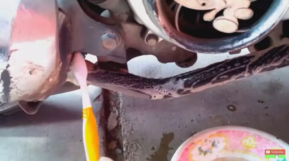 Trik mudah bersihkan karat di knalpot © YouTube