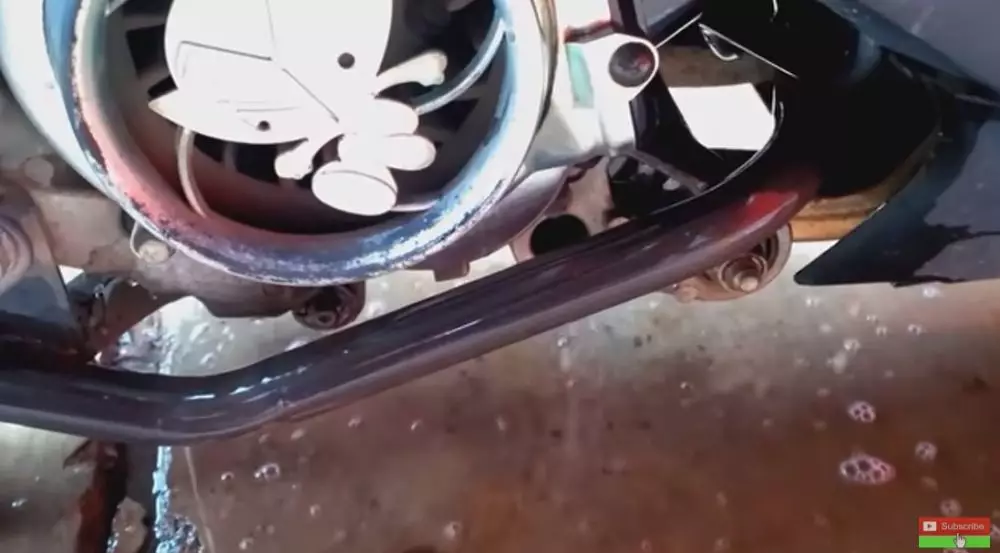 Trik mudah bersihkan karat di knalpot © YouTube