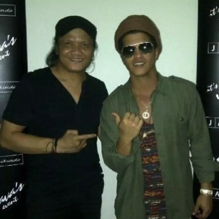 Melanie Subono tak malu naik MRT © Instagram