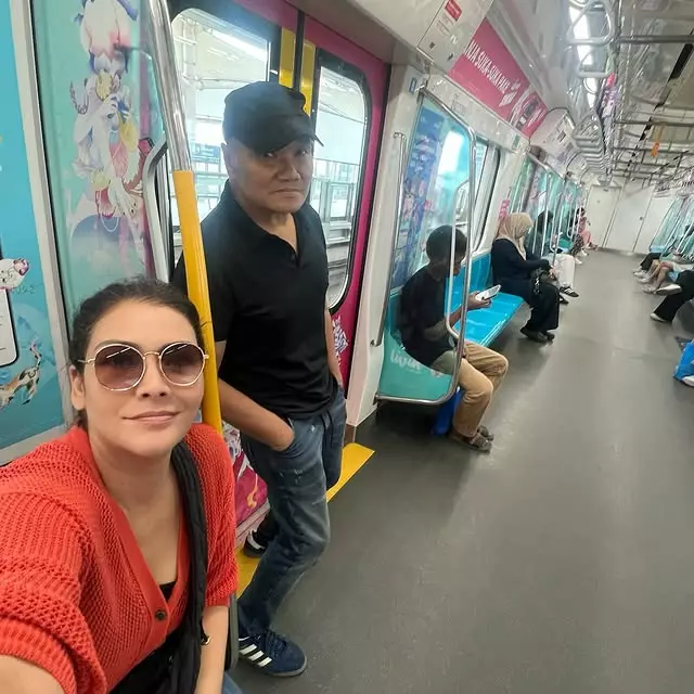 Melanie Subono tak malu naik MRT © Instagram