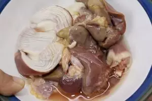 Bau ati ampela kuat? Simak 3 trik ampuh menghilangkan amis agar masakan tetap enak disantap