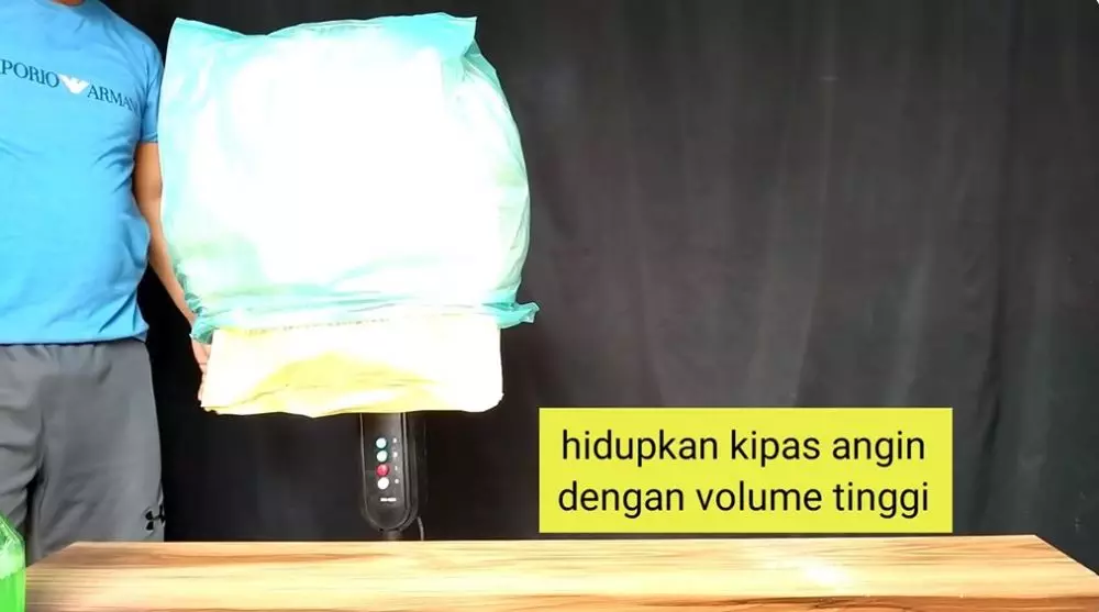 trik basmi debu di kipas angin pakai 2 bahan dapur © YouTube
