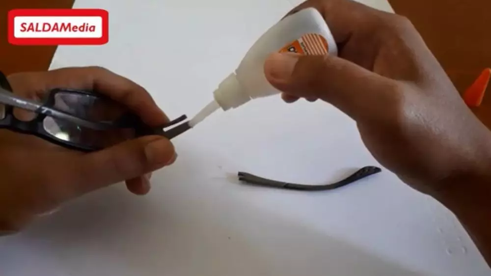 trik memperbaiki frame kacamata patah © YouTube
