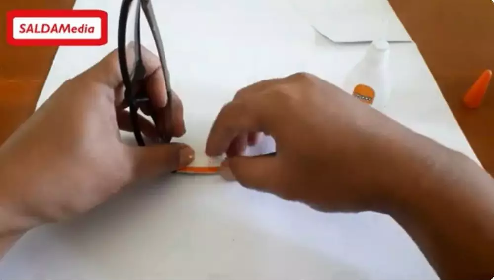 trik memperbaiki frame kacamata patah © YouTube