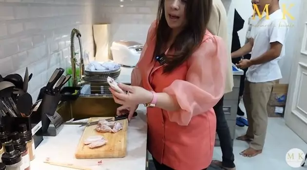 interior dapur Ivan Gunawan bernuansa emas © YouTube