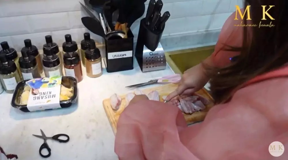 interior dapur Ivan Gunawan bernuansa emas © YouTube