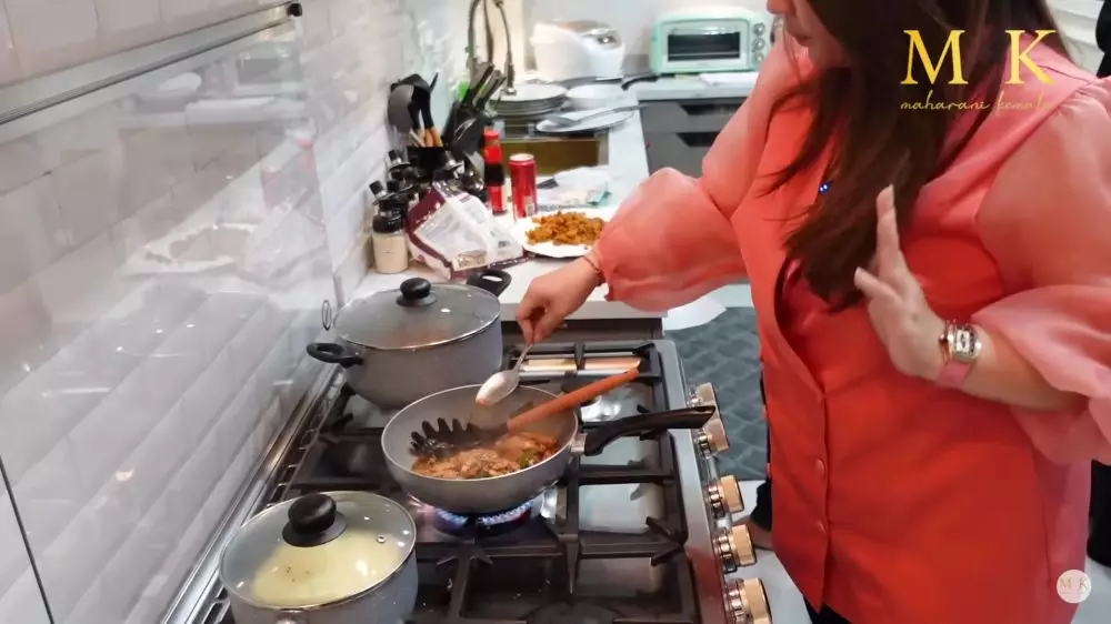 interior dapur Ivan Gunawan bernuansa emas © YouTube