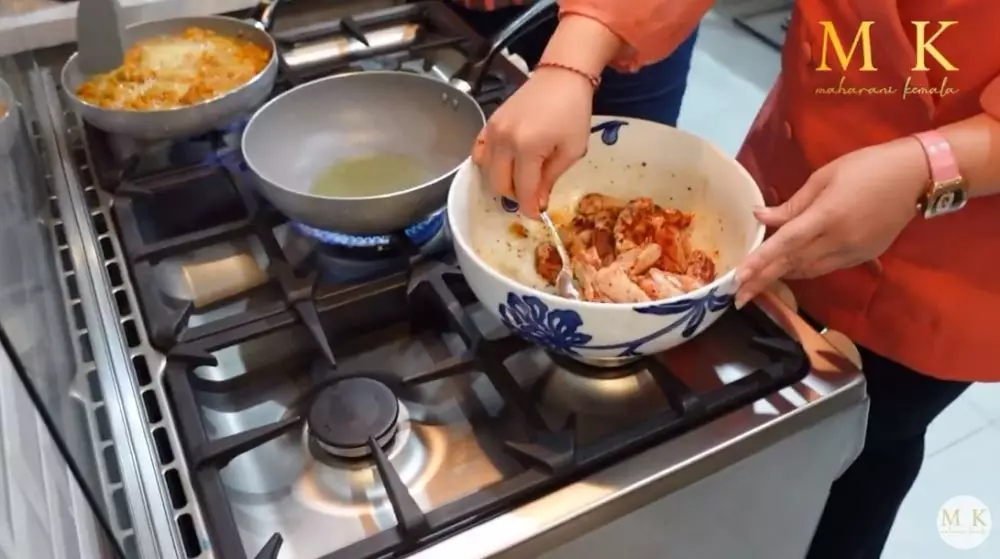 interior dapur Ivan Gunawan bernuansa emas © YouTube