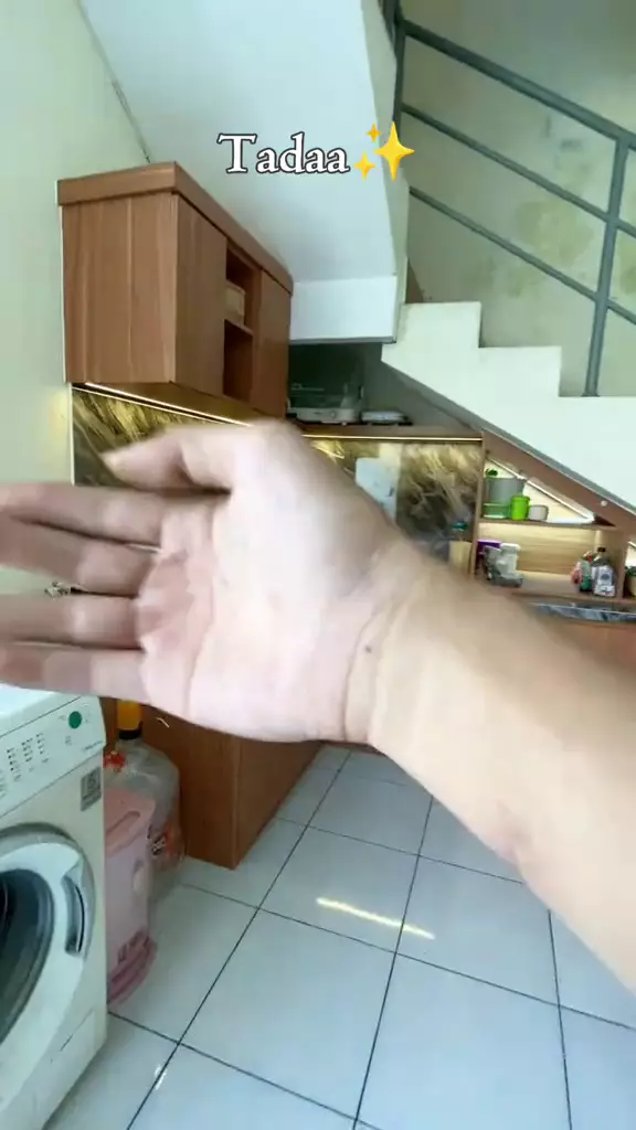 dapur minimalis kolong tangga jadi mewah  © 2025 TikTok dapur minimalis kolong tangga jadi mewah  © 2025 TikTok