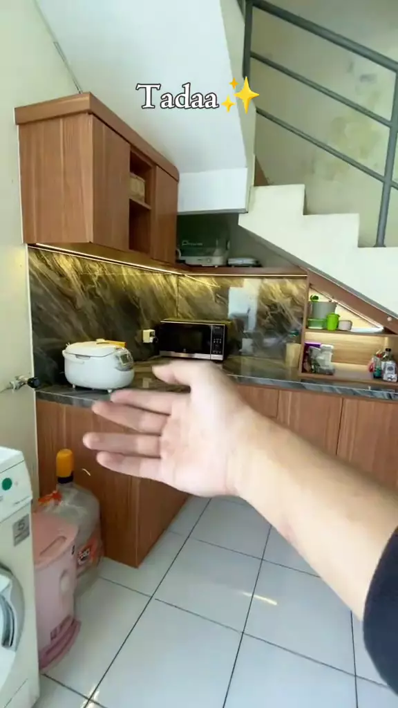 dapur minimalis kolong tangga jadi mewah  © 2025 TikTok dapur minimalis kolong tangga jadi mewah  © 2025 TikTok