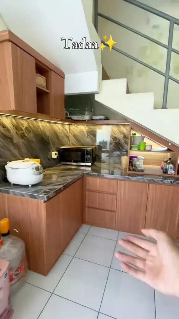 dapur minimalis kolong tangga jadi mewah  © 2025 TikTok dapur minimalis kolong tangga jadi mewah  © 2025 TikTok