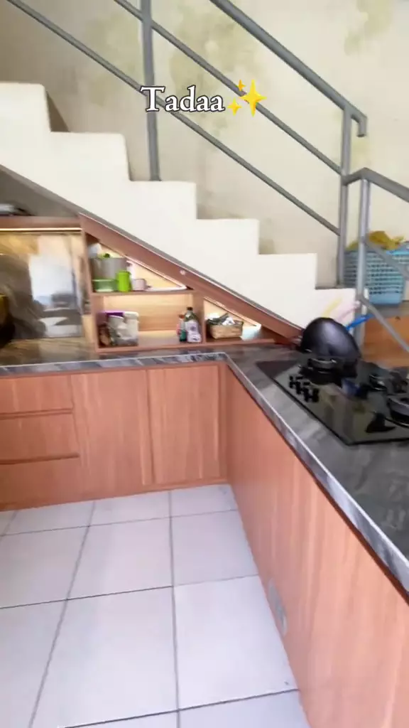 dapur minimalis kolong tangga jadi mewah  © 2025 TikTok dapur minimalis kolong tangga jadi mewah  © 2025 TikTok