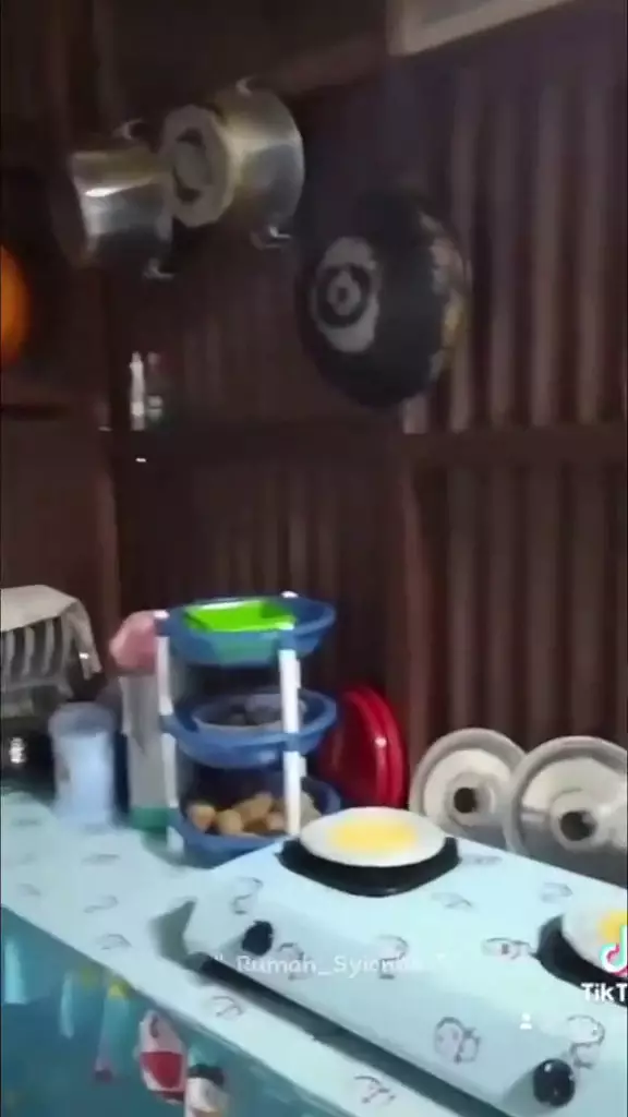 makeover dapur seng kontrakan jadi estetik © 2025 TikTok