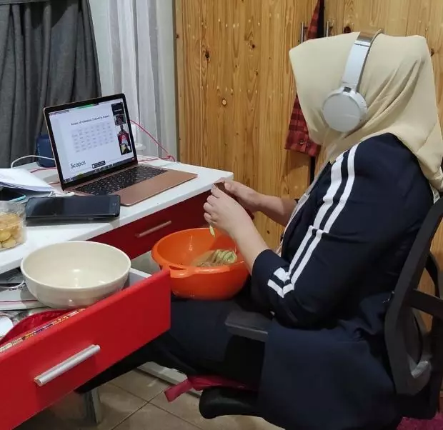 Potret kocak kegiatan emak-emak multitasking Berbagai sumber Potret kocak kegiatan emak-emak multitasking Berbagai sumber