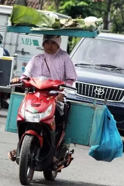 Potret kocak kegiatan emak-emak multitasking Berbagai sumber Potret kocak kegiatan emak-emak multitasking Berbagai sumber