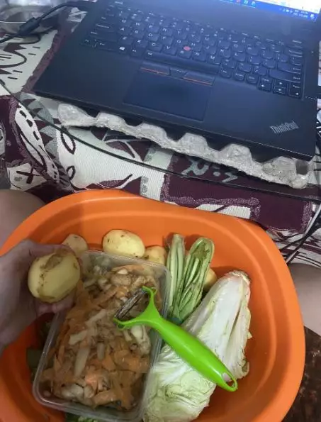 Potret kocak kegiatan emak-emak multitasking Berbagai sumber Potret kocak kegiatan emak-emak multitasking Berbagai sumber