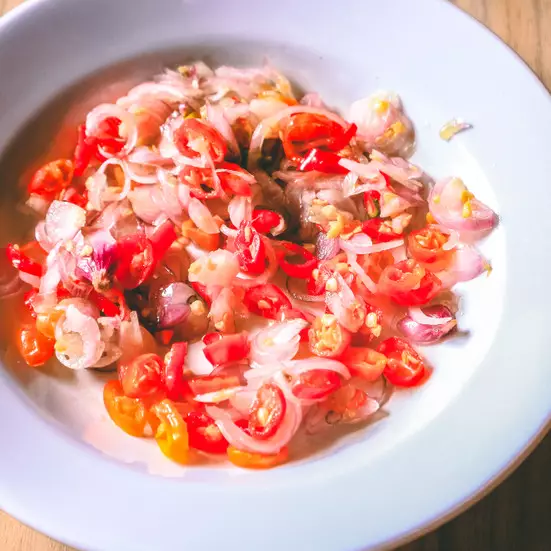 Cuma butuh 1 langkah, cara bikin sambal matah makin wangi, nggak pahit, dan tahan lama