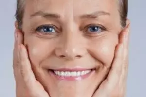 Cara cegah wajah kendur dan keriput pakai 1 jenis air bekas, tak perlu moisturizer mahal