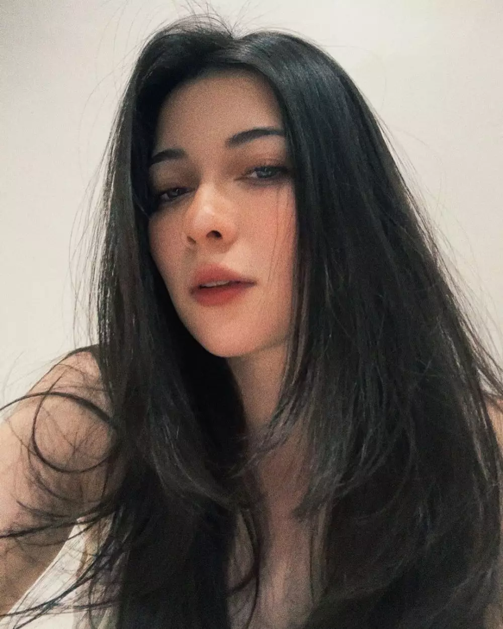 Transformasi makeup Iris Wullur © 2025 brilio.net Transformasi makeup Iris Wullur © 2025 brilio.net