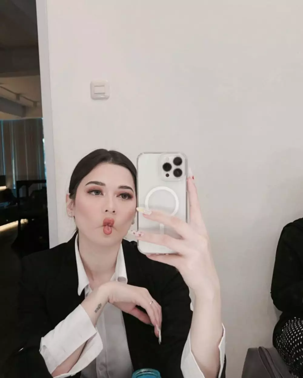 Transformasi makeup Iris Wullur © 2025 brilio.net Transformasi makeup Iris Wullur © 2025 brilio.net