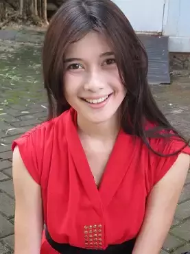 Transformasi makeup Iris Wullur © 2025 brilio.net Transformasi makeup Iris Wullur © 2025 brilio.net