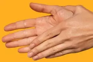 Kulit mulus dalam sekejap, ini cara pudarkan keriput di punggung tangan pakai masker dari 1 jenis buah