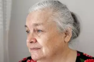 Trik bikin masker atasi uban prematur pakai 1 jenis daun, rambut langsung hitam merata tanpa jintan 